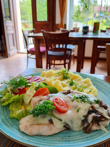 Filet rybny z puree i sałatką