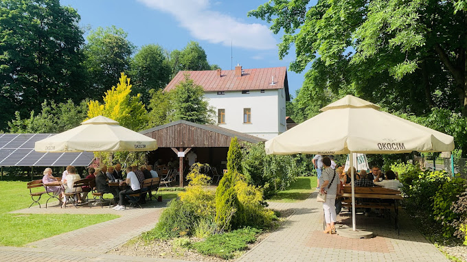 Ogród letni z parasolami