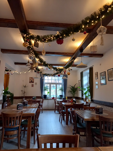 Sala restauracyjna w świątecznej dekoracji