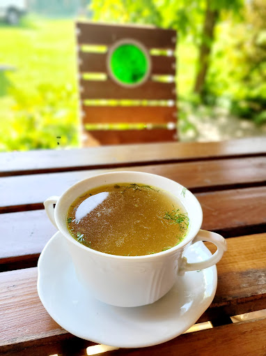 Rosół podany w ogrodzie